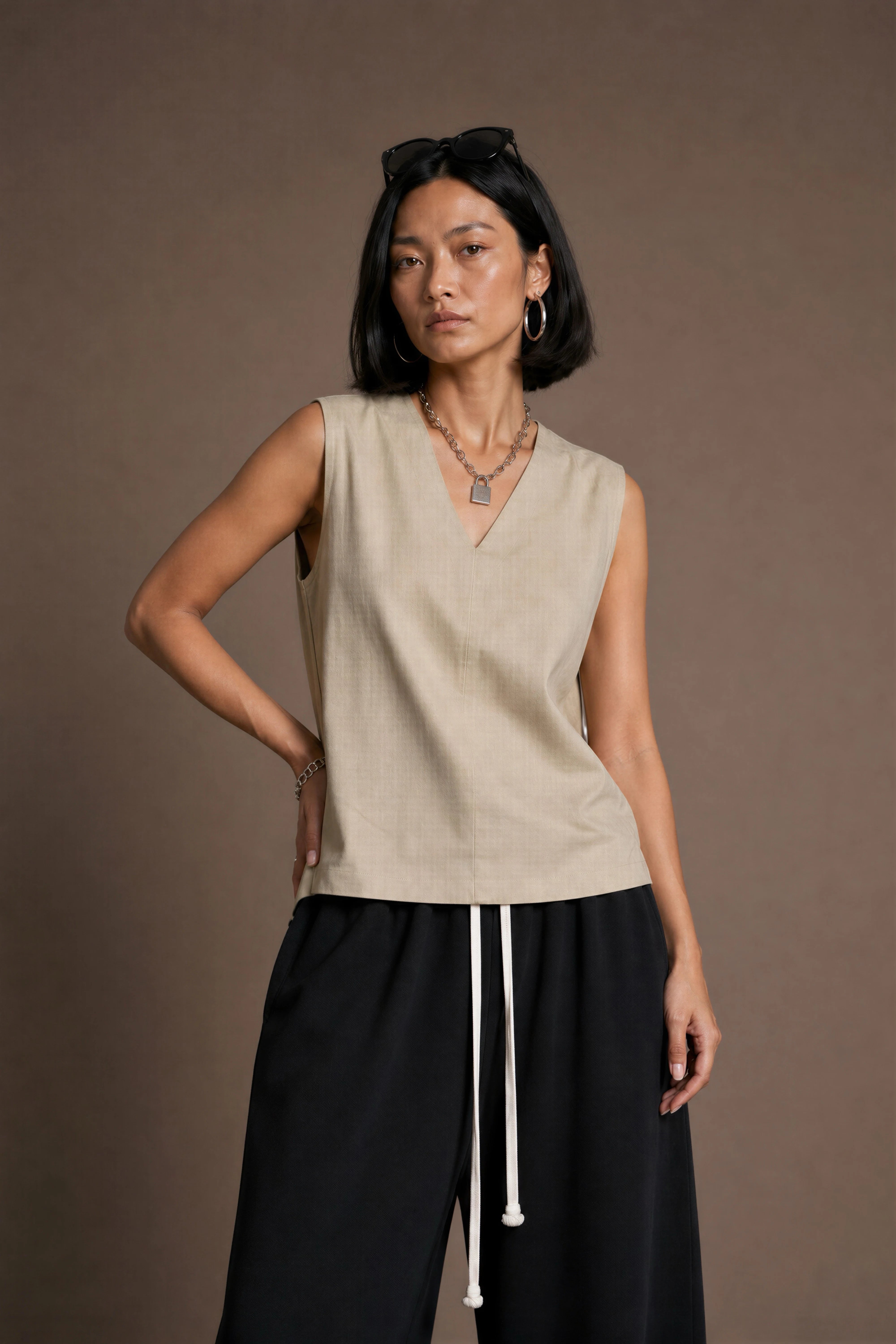 Women's Off White Chic V-neck Sleeveless Top