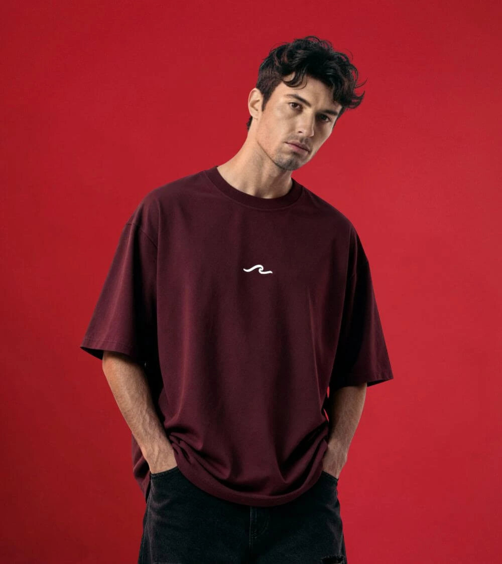 men is wearing wine oversized t-shirt